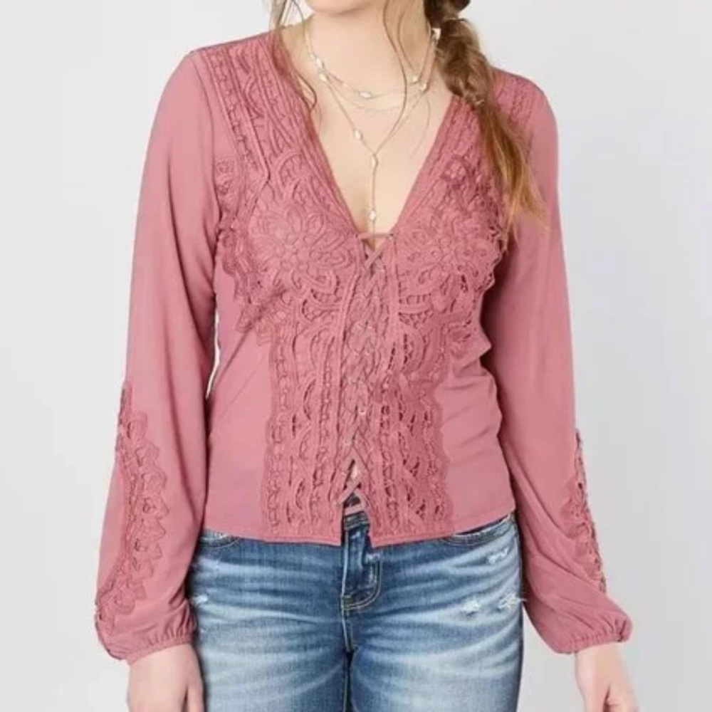 Gimmicks by Buckle mauve pink crochet lace up blouse